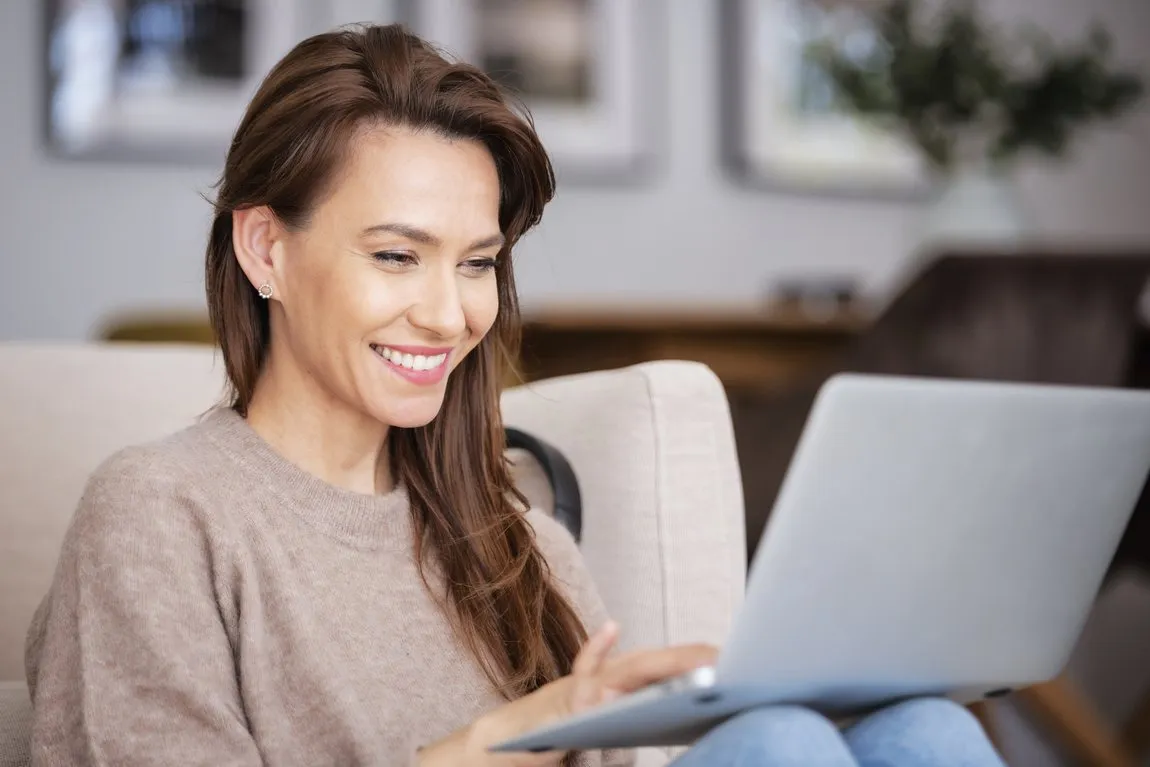 Befähigte Anwenderin arbeitet eigenständig mit KI im Marketing – Ergebnis der KI-Befähigung durch ProDigital
